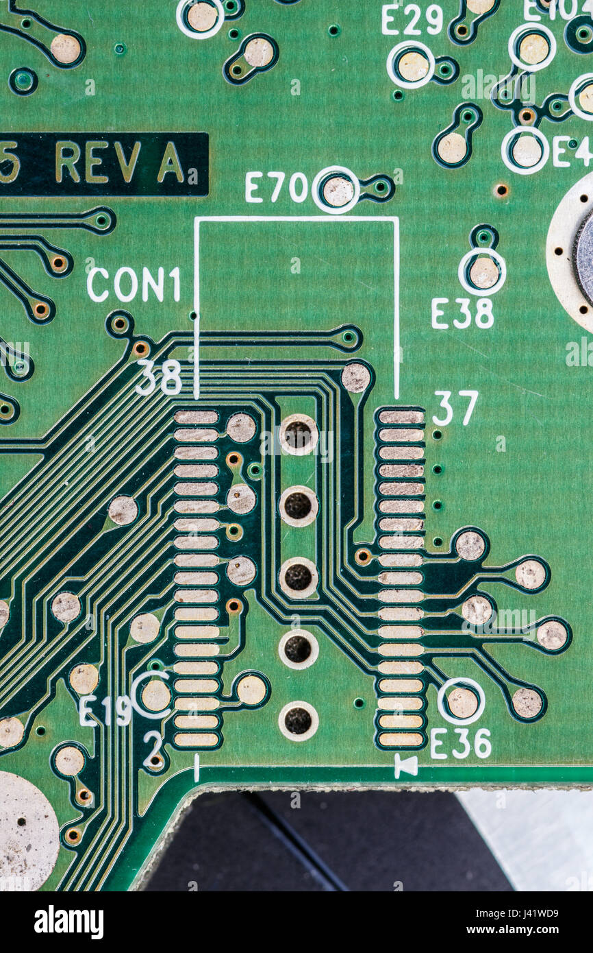 Detalle de un disco duro verde de placa de circuito impreso (PCB) con pistas conductoras y accesos de interconexión vertical (VIA de stock - Alamy