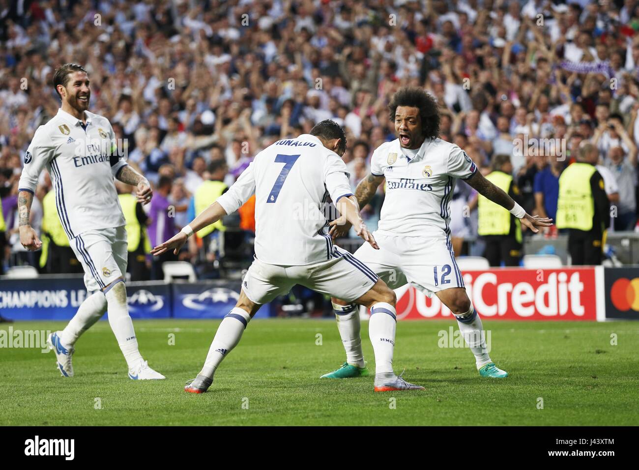 Madrid, España. 18 abr, 2017. (L-R) Sergio Ramos, Cristiano Ronaldo,  Marcelo (Real) fútbol/Soccer : Ramos, Ronaldo y Marcelo celebrar después de  la meta de Ronaldo en cuartos de final de la Liga