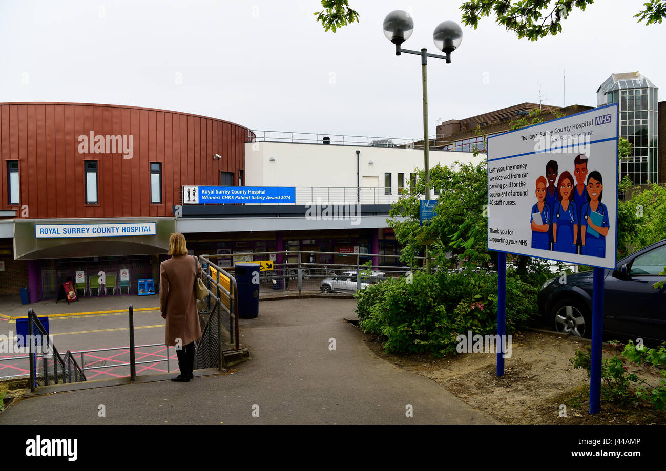 Vista general de la fachada del Royal Surrey County Hospital, con el signo que justifique sus acusaciones de aparcamiento, Guildford, Surrey, Reino Unido. Foto de stock