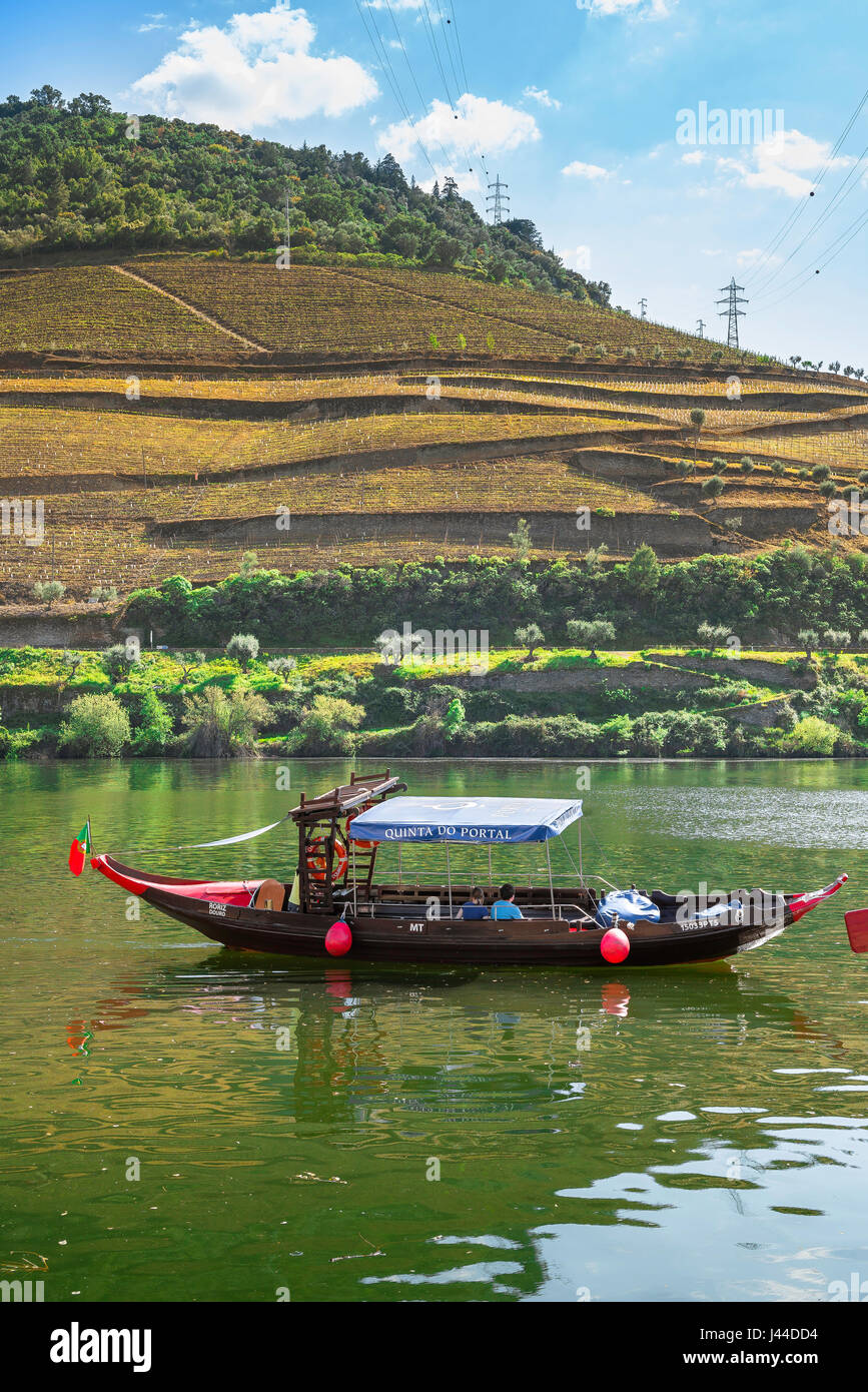 Valle del río Duero, los turistas en el valle del Duero, cerca de la localidad de Pinhao tour del Río Douro, en un tradicional barco Rabelo, Portugal. Foto de stock