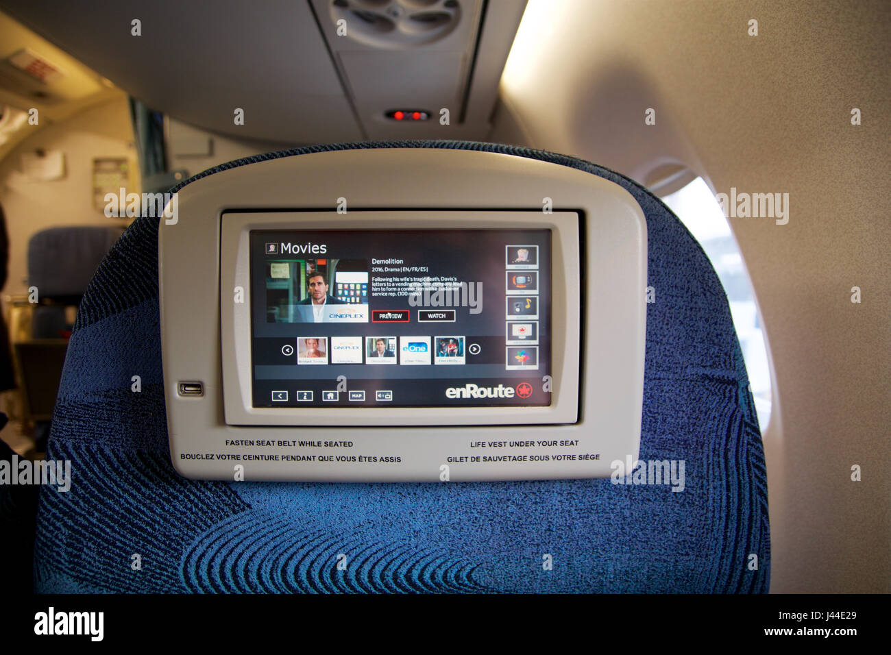 TORONTO, Canadá - Enero 28th, 2017: Air Canada los asientos de clase Business en un Embraer ERJ-190 de AC. Canadas aire Embraer ERJ-190 clase business en esta configuración se compone de un total de 9 plazas, 1-2 diseño en clase ejecutiva, la pantalla del sistema de entretenimiento personal. Foto de stock