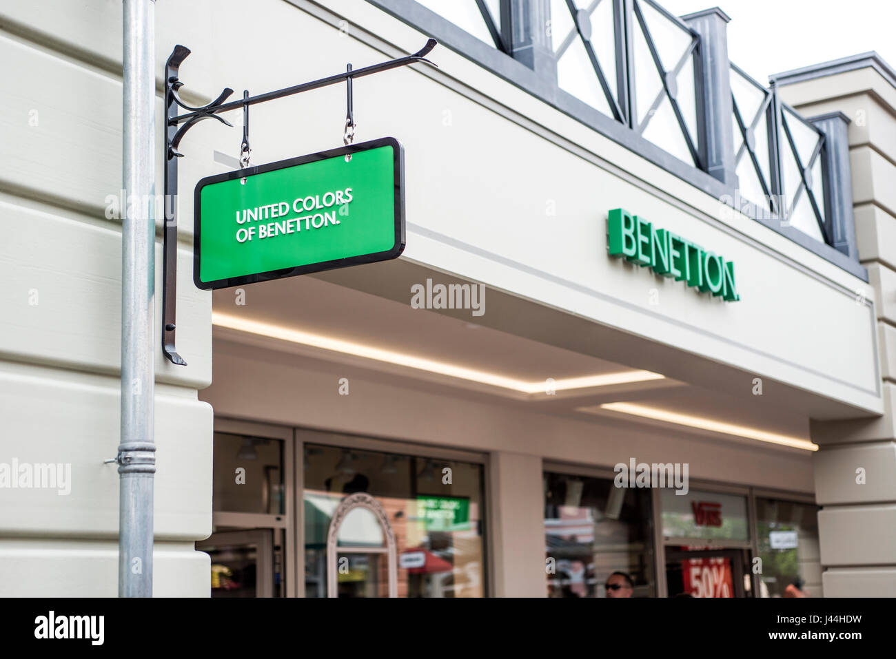 Roermond, Holanda 07.05.2017 - Logotipo de colores unidos de Benetton  Tienda Mc Arthur Glen Designer Outlet zona comercial Fotografía de stock -  Alamy