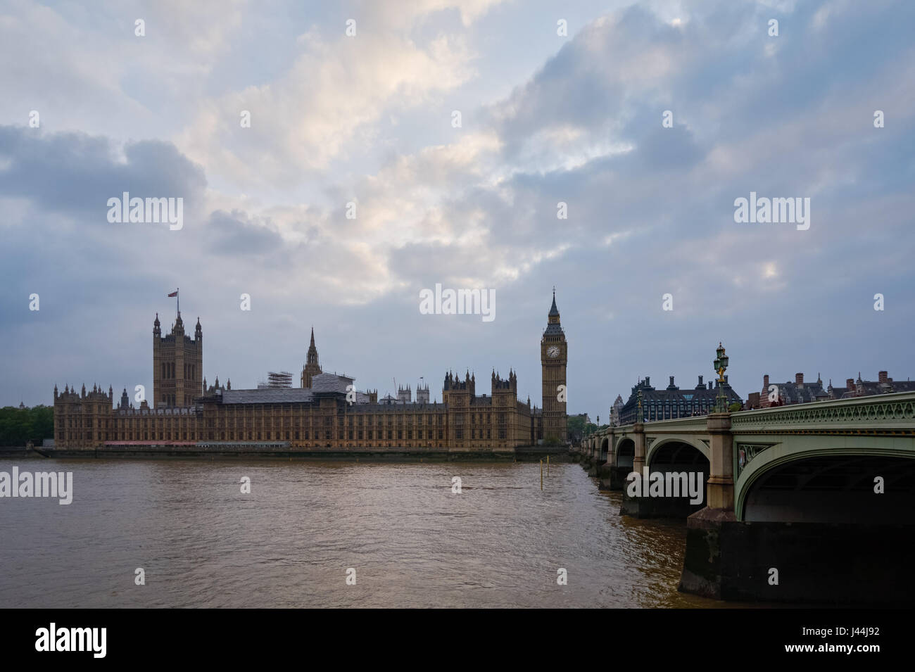 Las Casas del Parlamento y el puente de Westminster en Londres, Inglaterra, Reino Unido Foto de stock