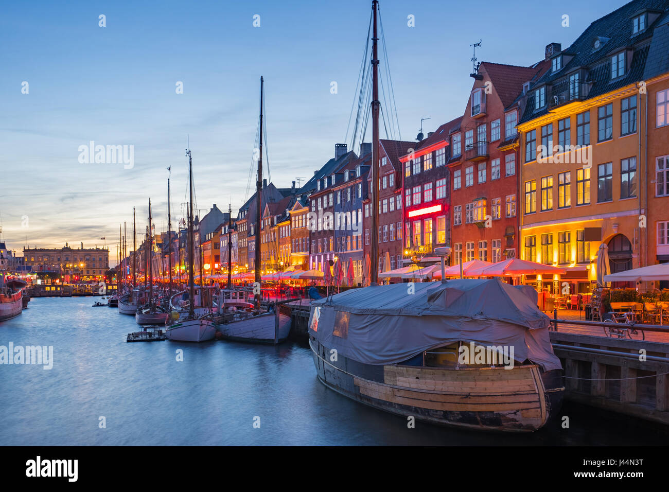 Canal de Nyhavn en la noche en la ciudad de Copenhague, Dinamarca. Foto de stock