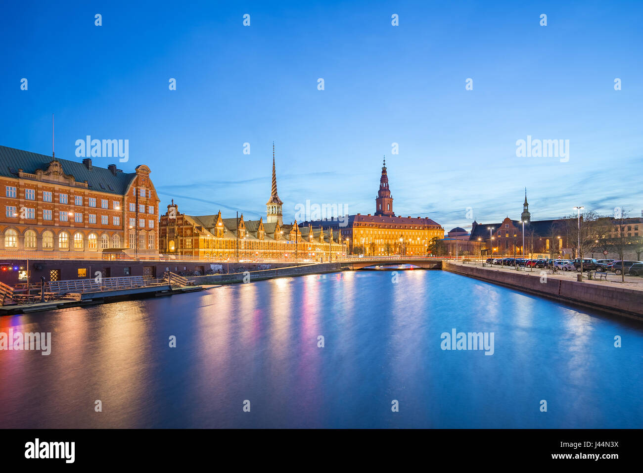 Vista de la ciudad de Copenhague de Christiansborg Palace de noche en Copenhague, Dinamarca Foto de stock