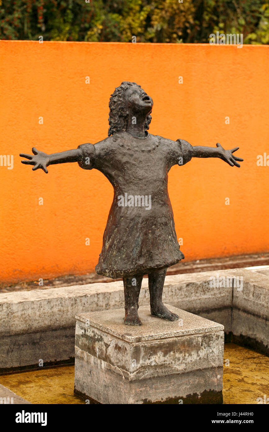 Plaza de la Reina de Holanda, 2004, escultura denominada "Fuente girl', por la escultora holandesa Tineke Willemse-Steen. Foto de stock