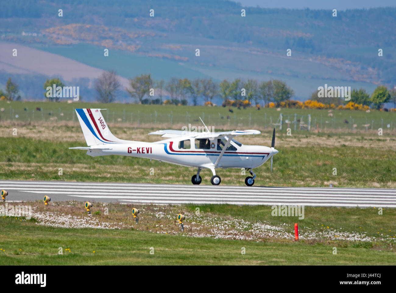 Jabiru400 G-KEVI Rodadura en 05 pista de aterrizaje en el Aeropuerto de Inverness. Foto de stock