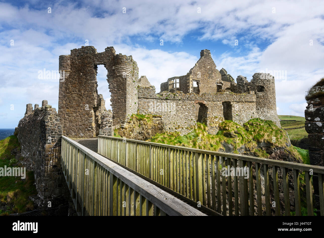 Castillo de Dunluce, en la Calzada Costa del Condado de Antrim en Irlanda del Norte Foto de stock