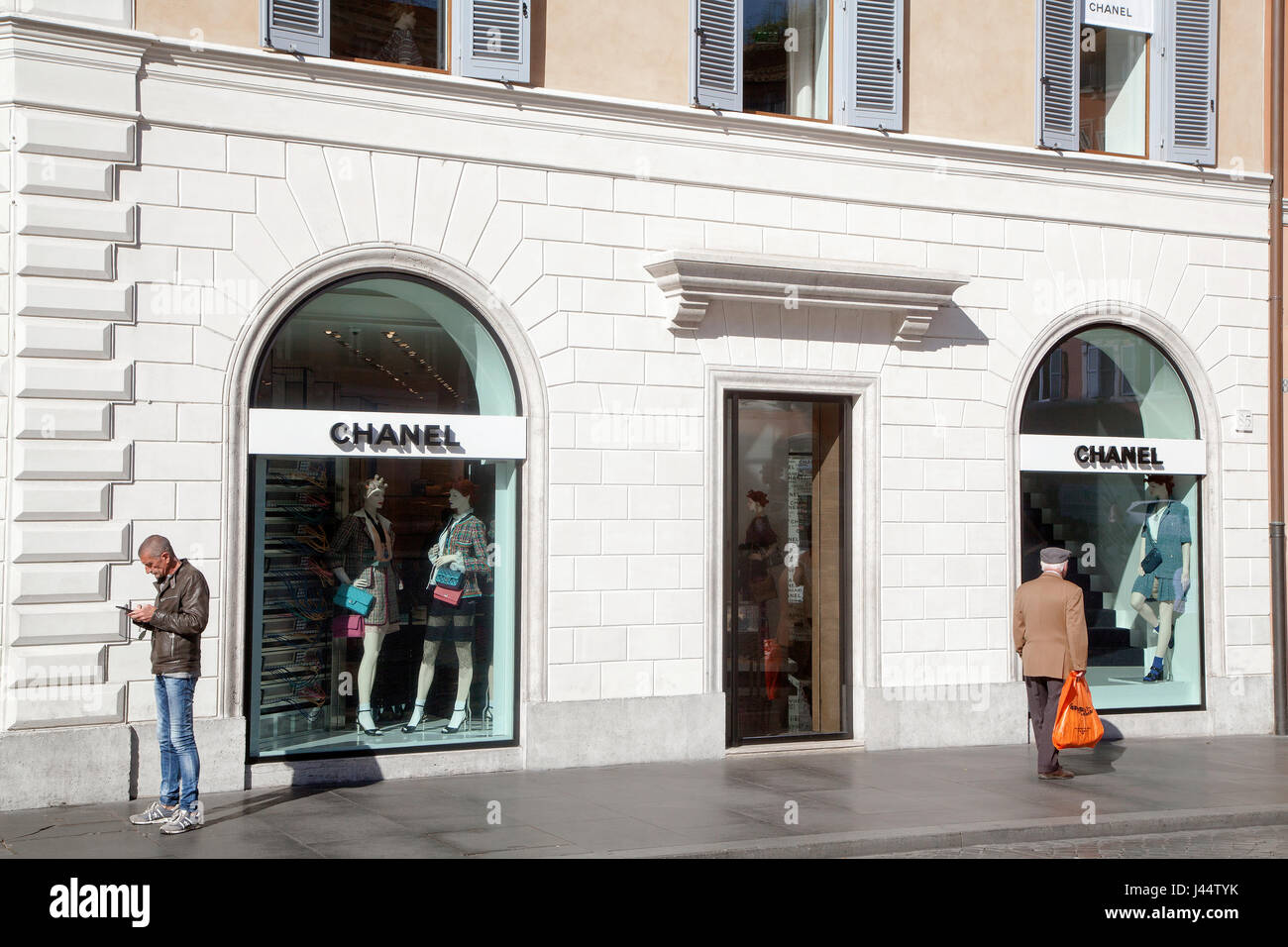 Paseo Peatonal pasado de una tienda Chanel en Piazza di Spagna, Roma Italia  Fotografía de stock - Alamy