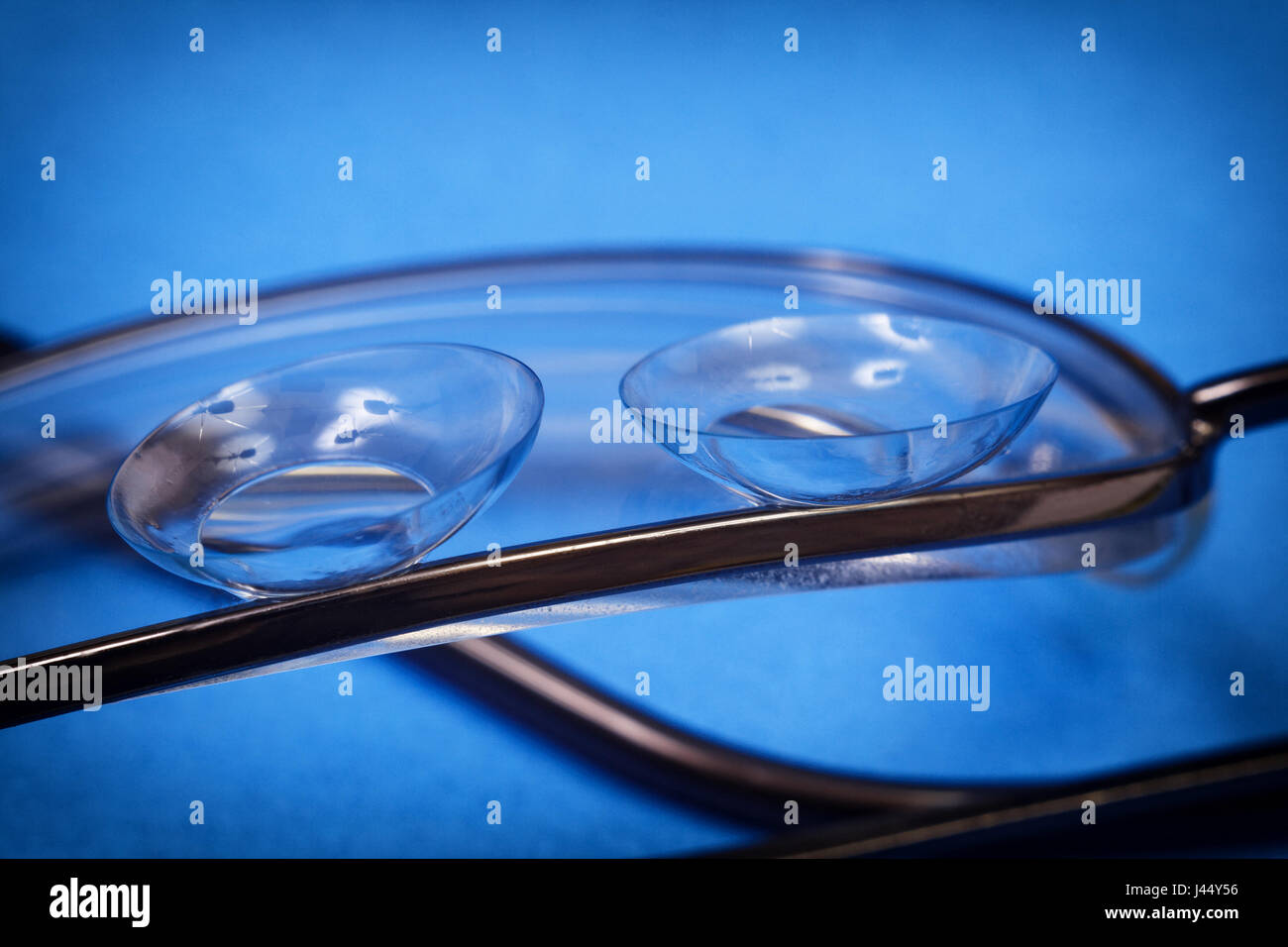 Dos transparentes las lentes de contacto blandas mentir sobre las lentes de  las gafas ordinarias Fotografía de stock - Alamy