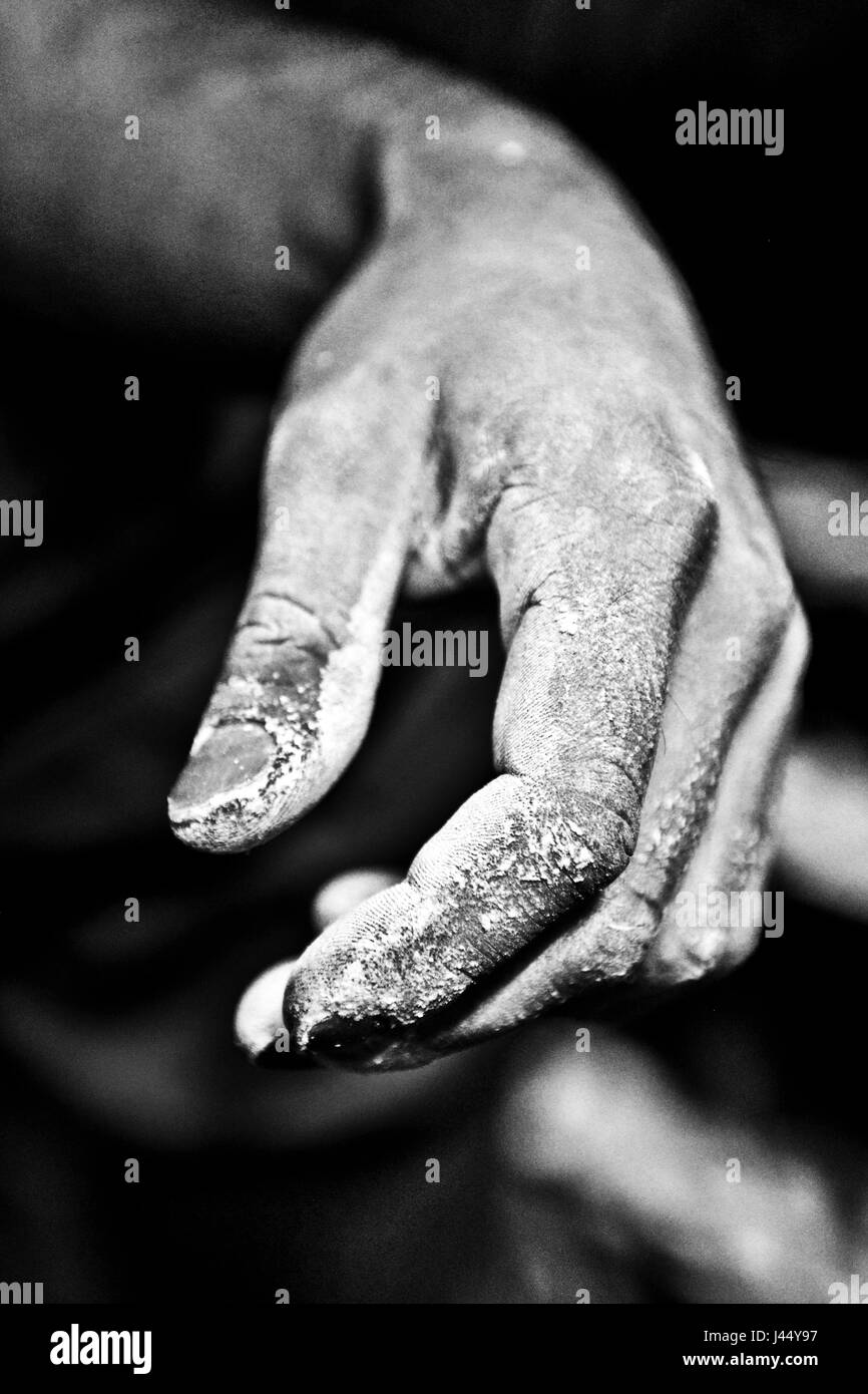 Mano de escalada en magnesio, en blanco y negro Fotografía de stock - Alamy