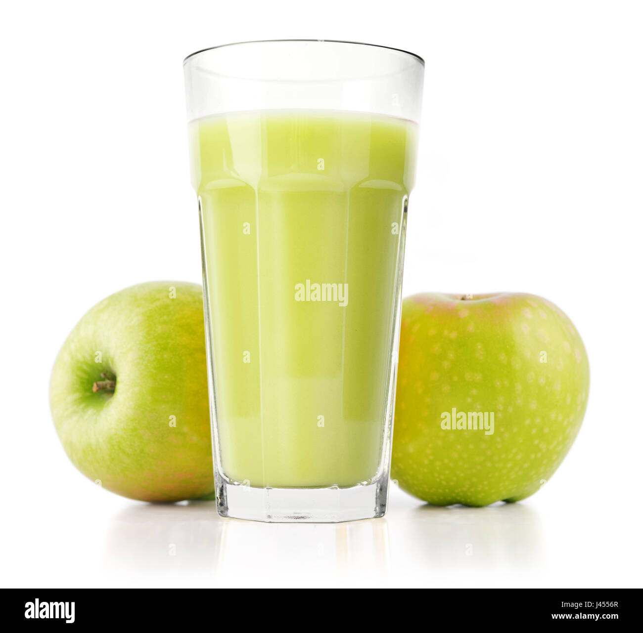 Jugo de manzana delicioso en vidrio y manzana verde aislado en blanco  Fotografía de stock - Alamy