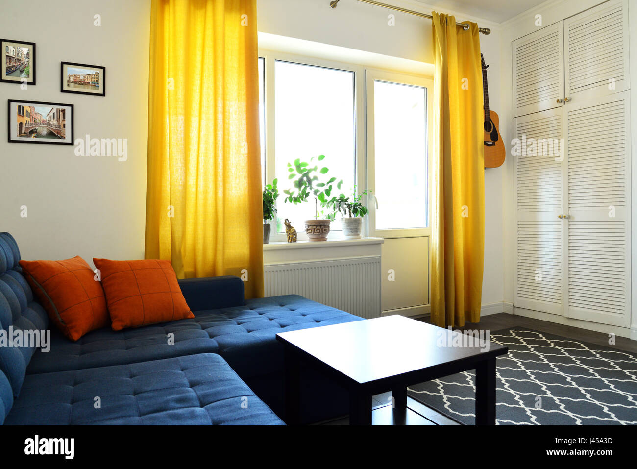 Cortinas amarillas fotografías e imágenes de alta resolución - Alamy