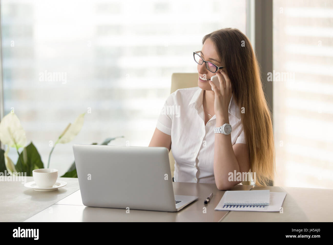 Asesor Financiero femenino consultan a los clientes por teléfono Foto de stock