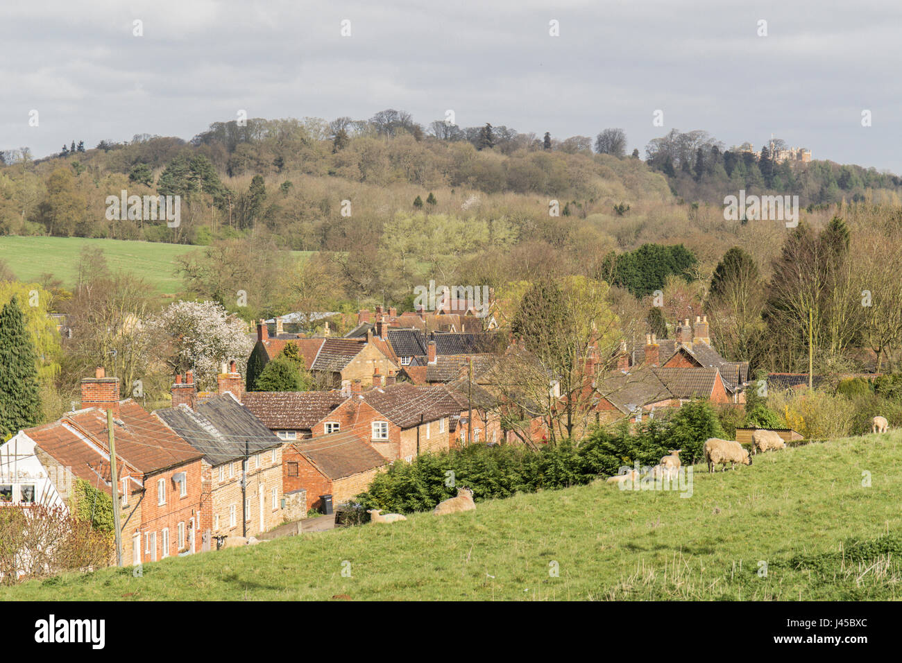 La pequeña aldea de Knipton Belvoir, en la parroquia de Leicestershire en el Reino Unido. Knipton también está situado dentro del Valle de Belvoir. Castillo de Belvoir Foto de stock