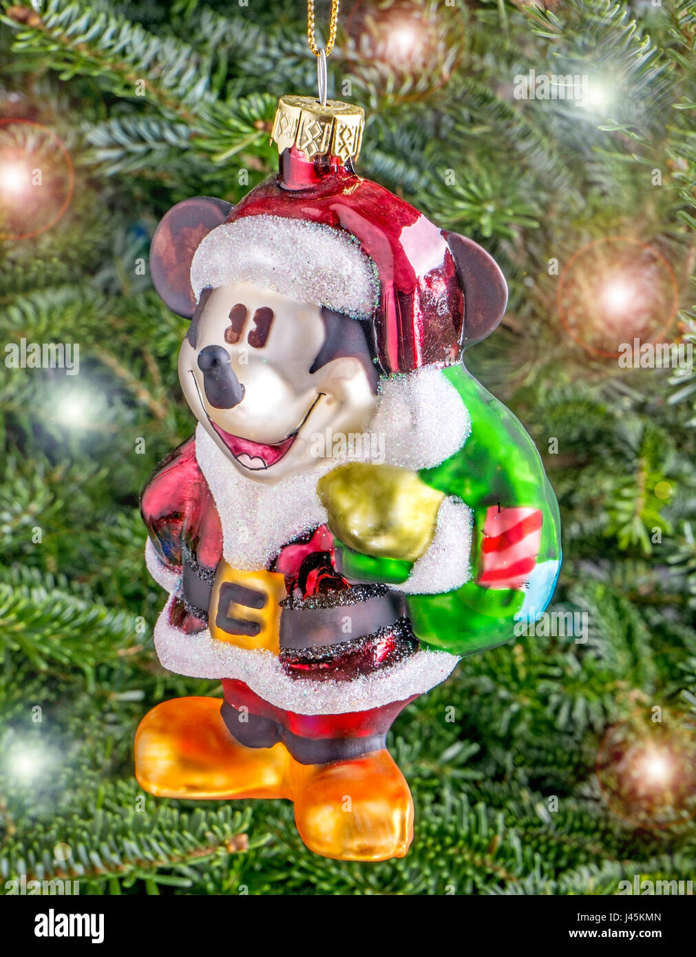 Adornos de Navidad colgando de un árbol con forma de Mickey Mouse  Fotografía de stock - Alamy