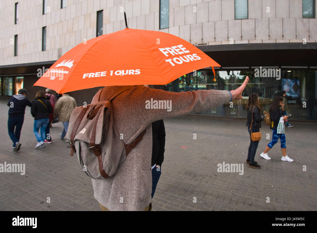 Excursión a pie gratis guía bajo paraguas en Barcelona España ES EU  Fotografía de stock - Alamy