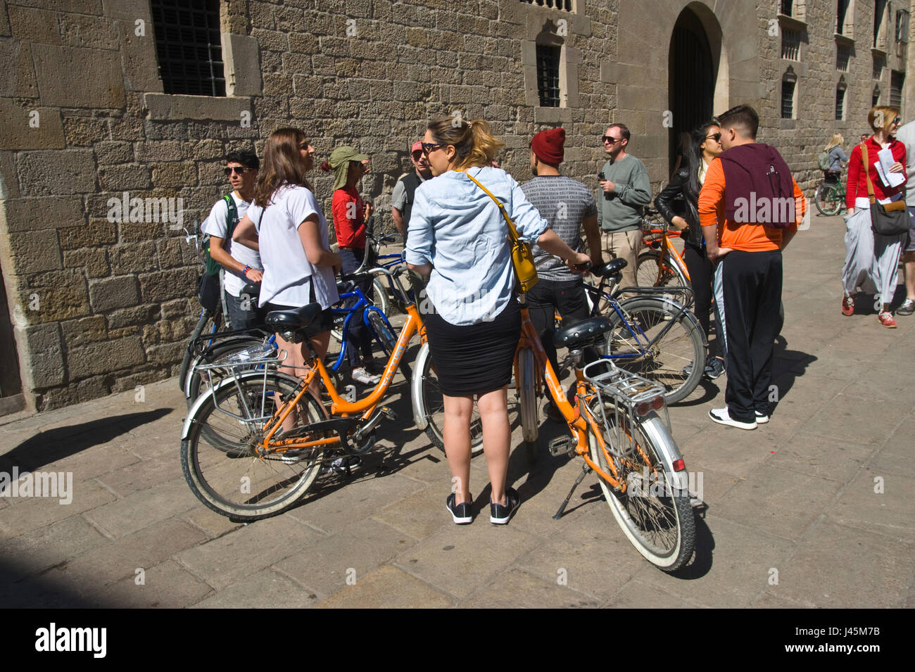 Los grupos de turistas en bicicletas en el Grand Royal Palace en Barcelona España ES EU Foto de stock