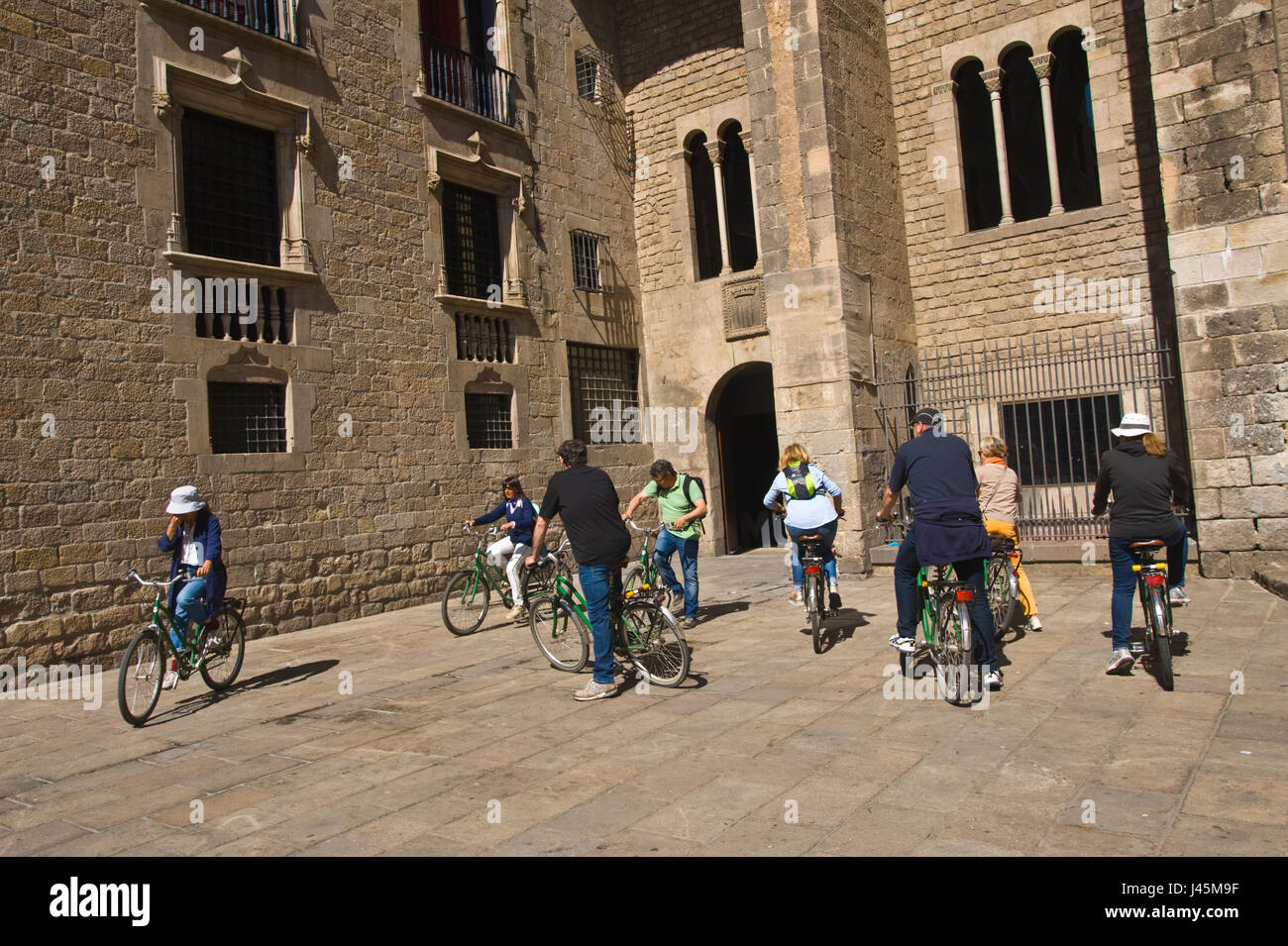 Los grupos de turistas en bicicletas en el Grand Royal Palace en Barcelona España ES EU Foto de stock