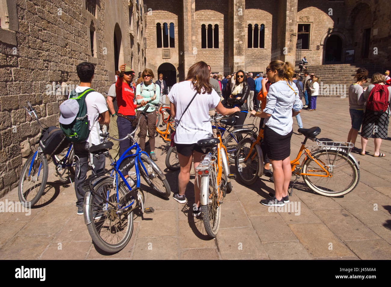 Los grupos de turistas en bicicletas en el Grand Royal Palace en Barcelona España ES EU Foto de stock