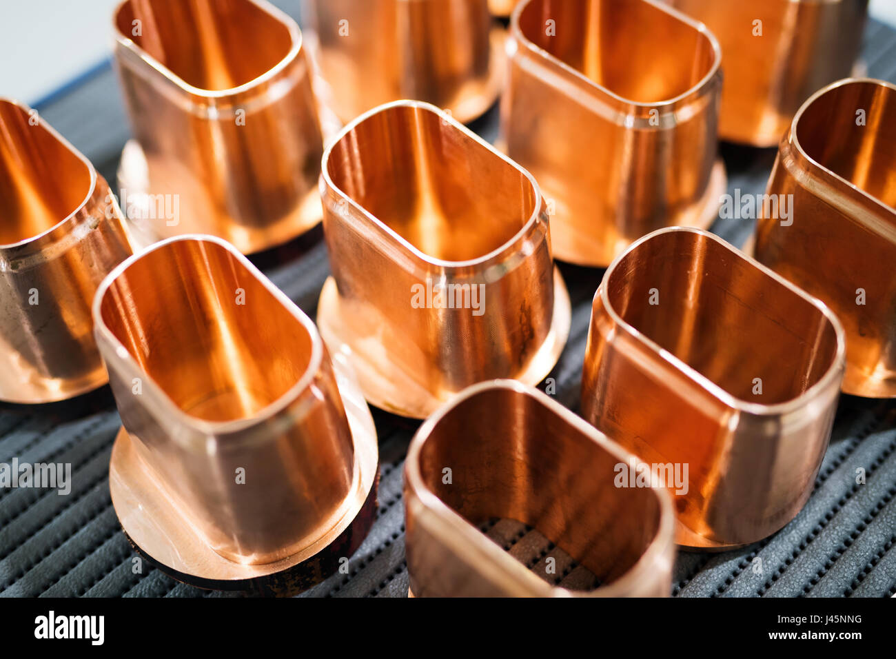 Tubo de cobre de piezas de chatarra en la industria del metal fábrica de  fondo Fotografía de stock - Alamy