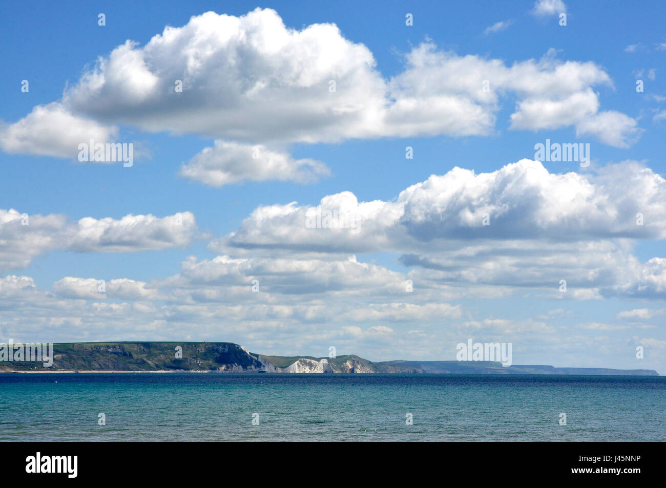 Vista panorámica jurrasic costa nr Weymouth Dorset- acantilados blanco tiza - verdes promontorios - mar azul y la nube moteadas cielo - sol y sombra Foto de stock