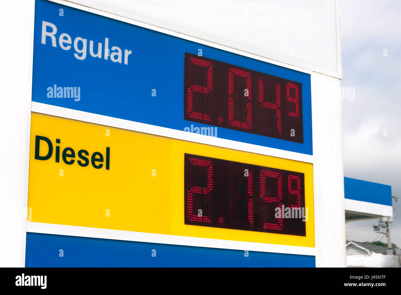 Publicidad firme precios muy bajos en una estación de gasolina. Foto de stock