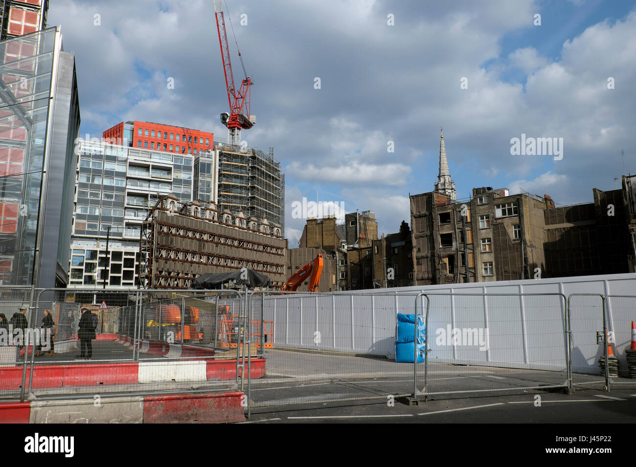 Ver edificio restante de demolición de Andrew Borde Street cerca de Tottenham Court Road mirando hacia la zona de St Giles London UK KATHY DEWITT Foto de stock