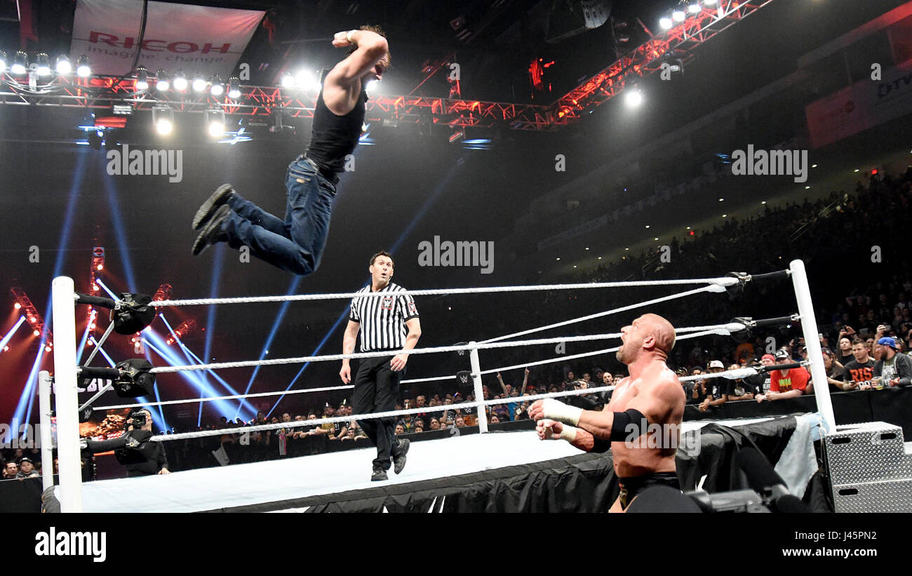 WWE barricada, superior: Dean Ambrose, parte inferior derecha: Triple H, 2016 © World Wrestling Entertainment /Cortesía Colección Everett Foto de stock
