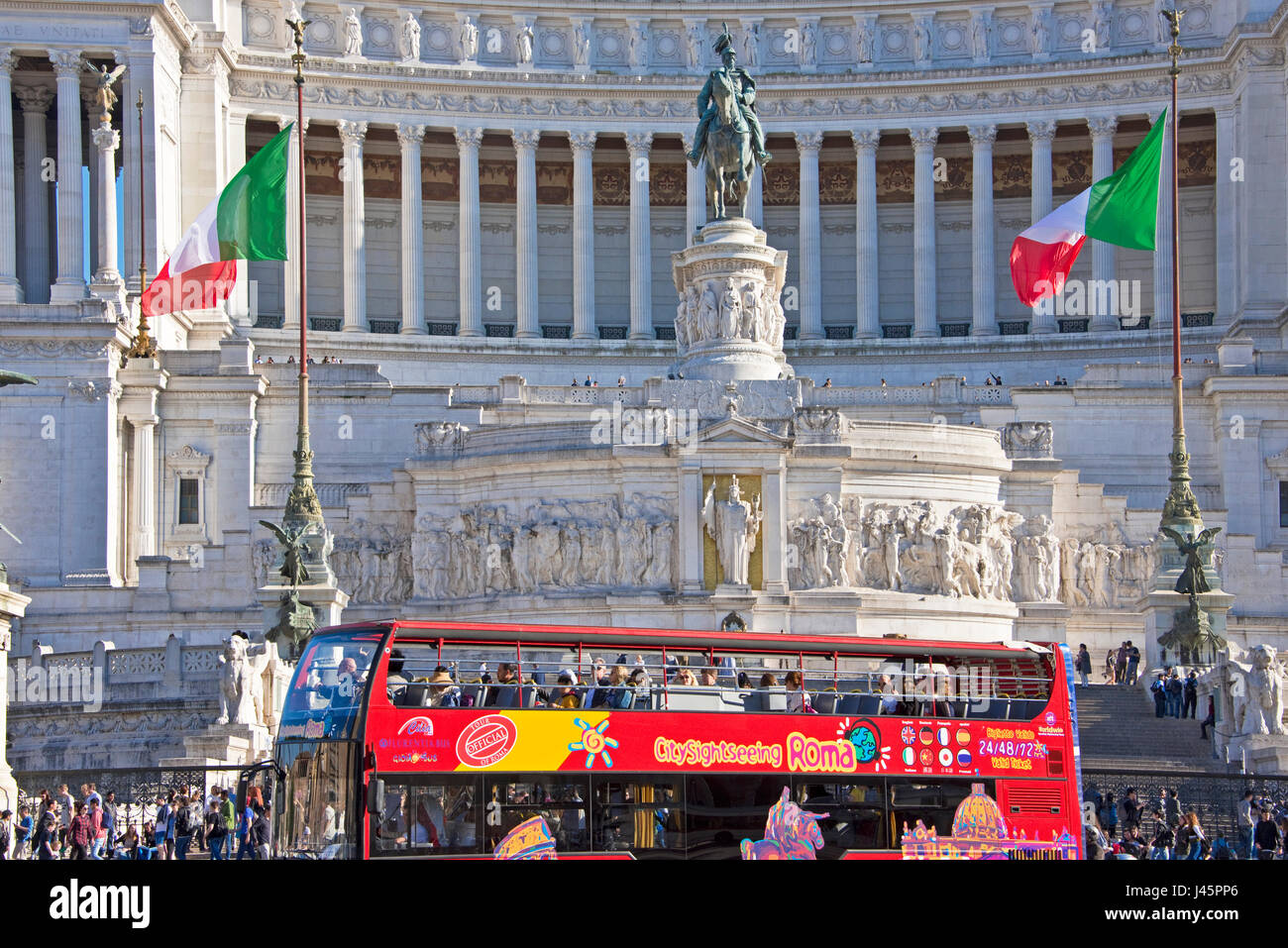 Altare della Patria o Monumento Nazionale en Roma Roma en un día soleado con un cielo azul y un pase de autobús turístico. Foto de stock