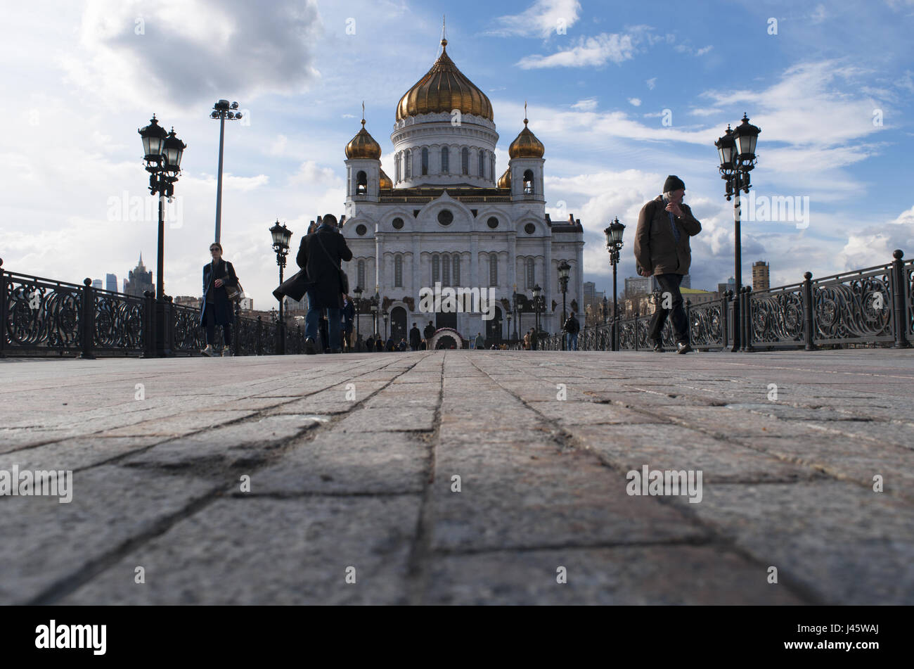 Moscú: la gente caminando en el Patriarca Puente con vistas de la Catedral de Cristo Salvador, la iglesia ortodoxa cristiana más alta en el mundo Foto de stock
