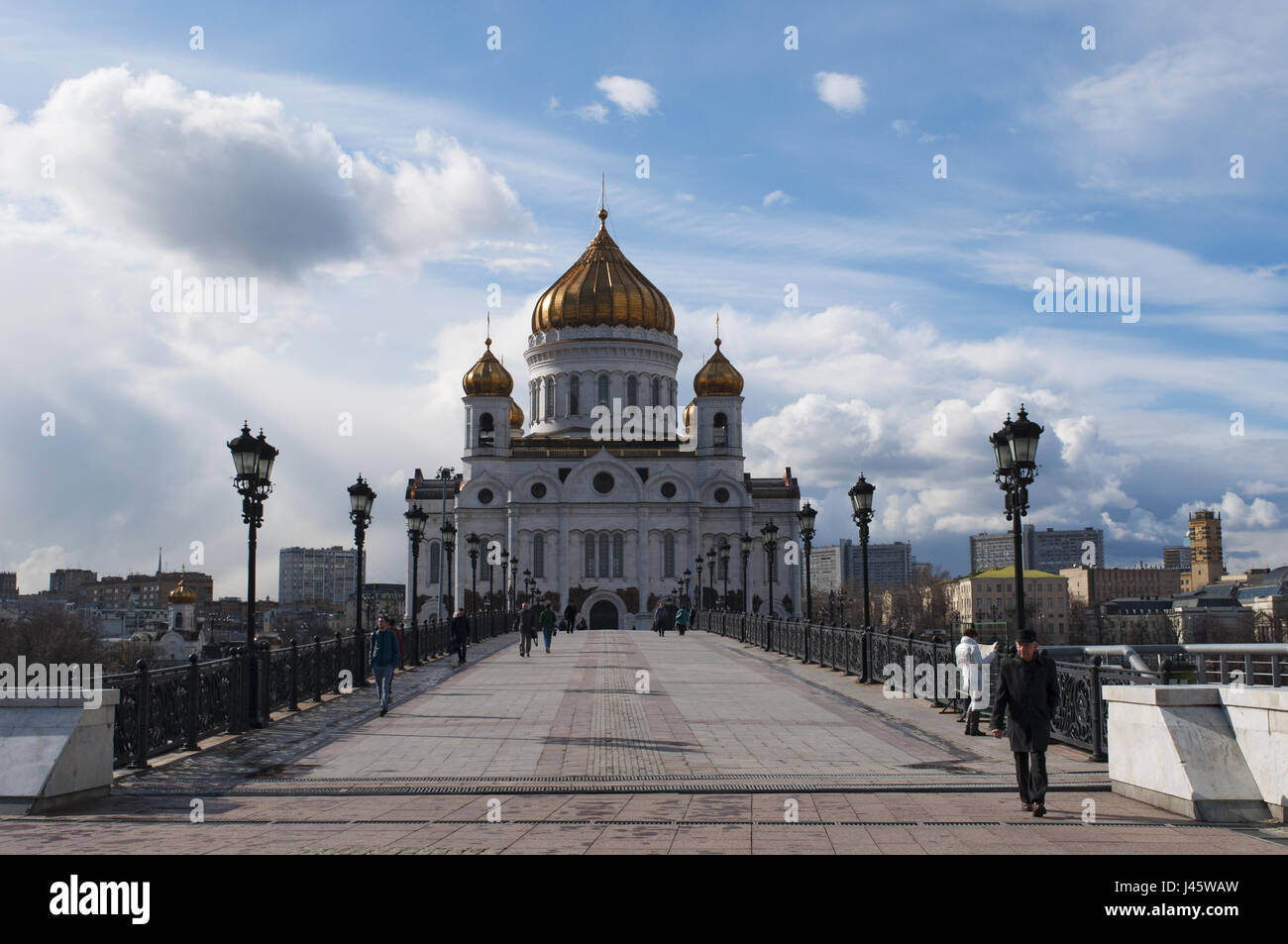 Moscú: la gente caminando en el Patriarca Puente con vistas de la Catedral de Cristo Salvador, la iglesia ortodoxa cristiana más alta en el mundo Foto de stock