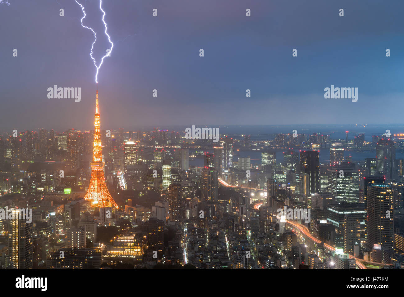 Tormenta eléctrica sobre la ciudad de Tokio, Japón, en la noche con rayo sobre la torre de Tokio. Tormenta en Tokio, Japón. Foto de stock