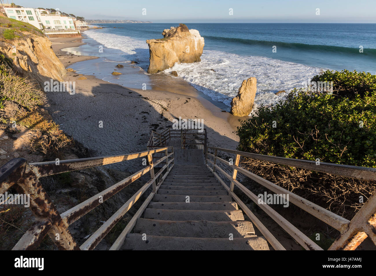 Escaleras en El Matador State Beach en Malibu, California. Foto de stock