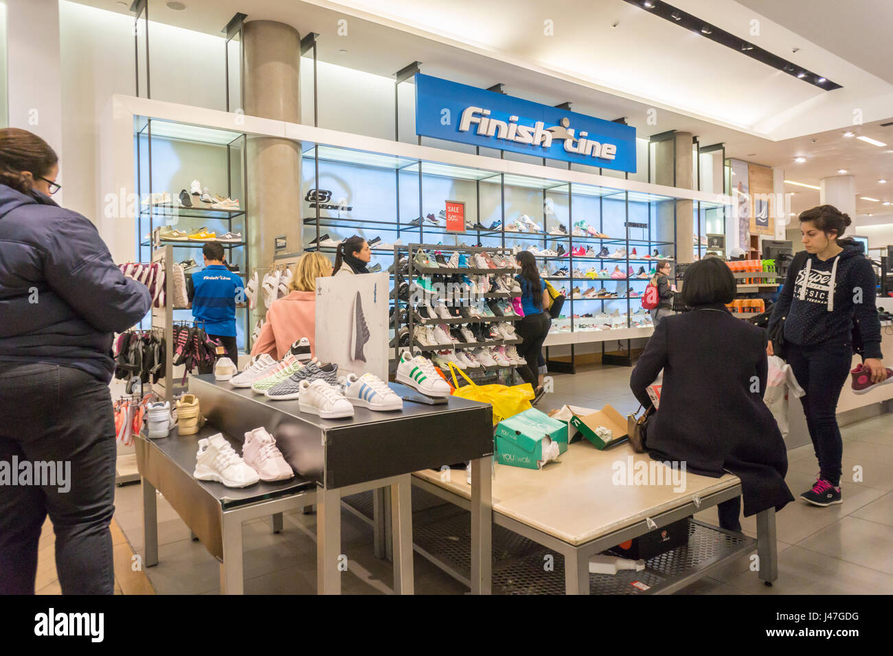 El Finish Line boutique en el departamento de zapatería en el Macy's Herald  Square tienda insignia en Nueva York el lunes, 8 de mayo de 2017. Las  cuatro grandes almacenes Macy's, JCPenney,