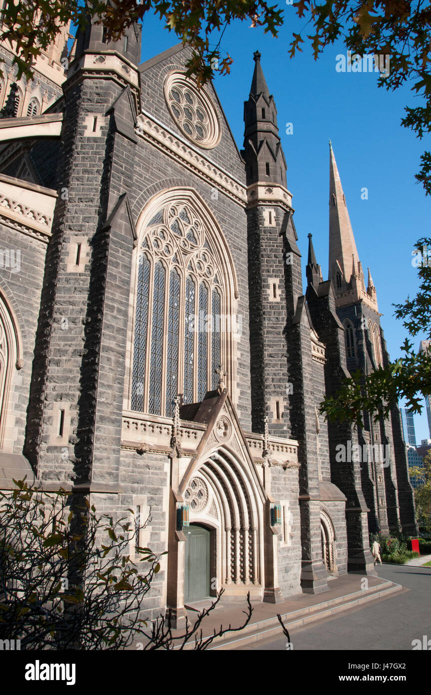 La Catedral de St Patrick (1897) es la iglesia madre de la archidiócesis católica de Melbourne, Australia, y ejemplifica el estilo neogótico Foto de stock