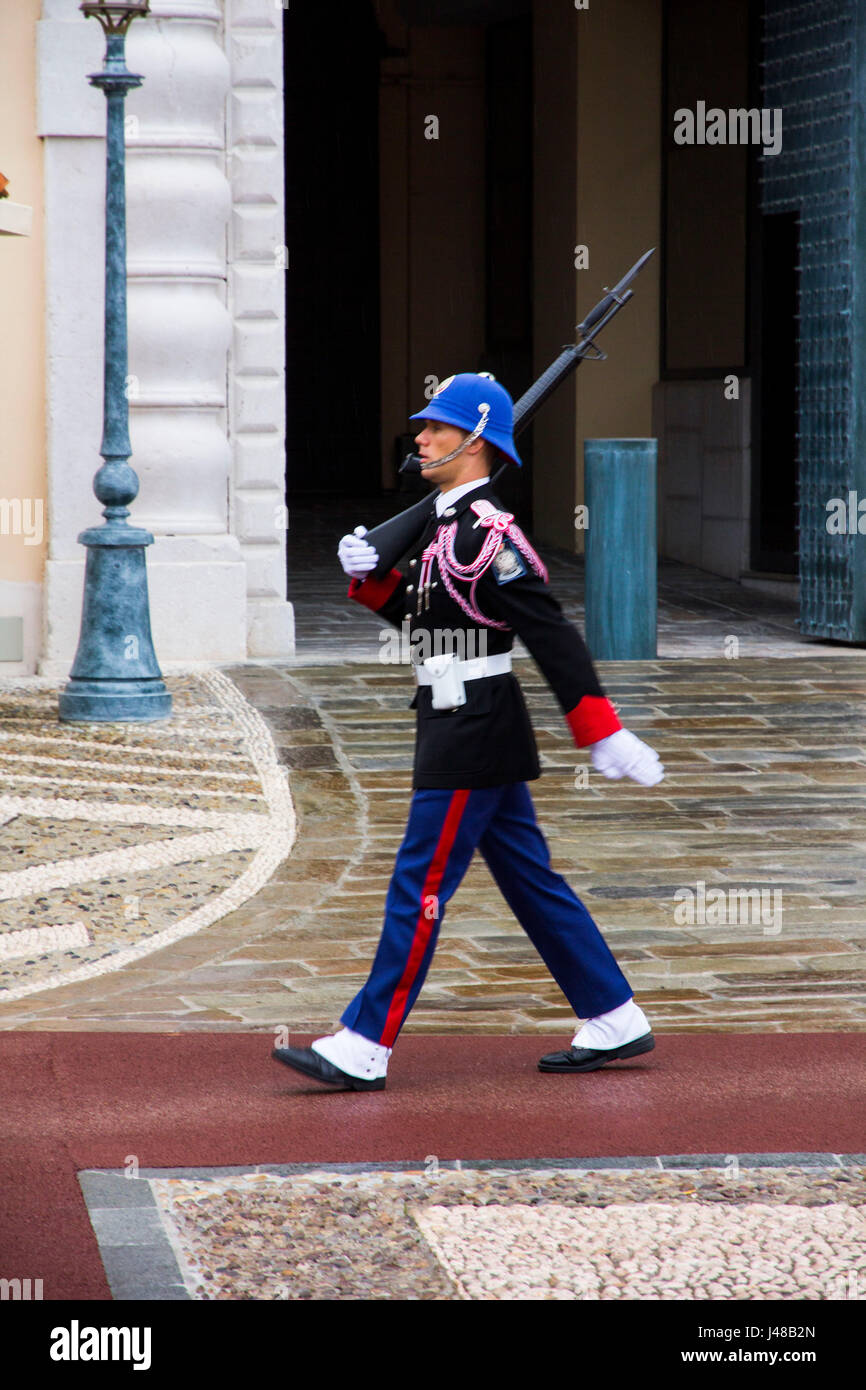 La Guardia de Palacio (Compagnie des Carabiniers Du Prince) se formó en 1817 para prestar servicio de seguridad las 24 horas en el Palacio del Príncipe de Mónaco, Monte Carlo. Foto de stock