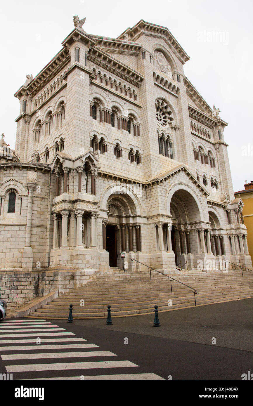El estilo neorrománico-style 1875 Mónaco catedral alberga las tumbas de los últimos soberanos como el Príncipe Rainiero III y la Princesa Grace en Montecarlo. Foto de stock