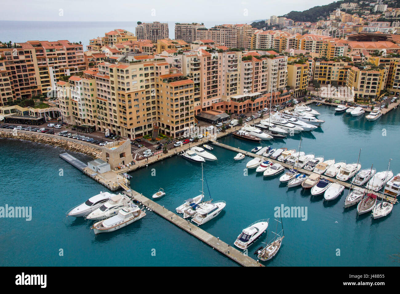 Fontvieille es un distrito de la ciudad de Montecarlo, desarrollado en los años setenta y ochenta en las tierras ganadas al mar frente de Le Rocher (la roca). Monte Carlo, Monaco. Foto de stock