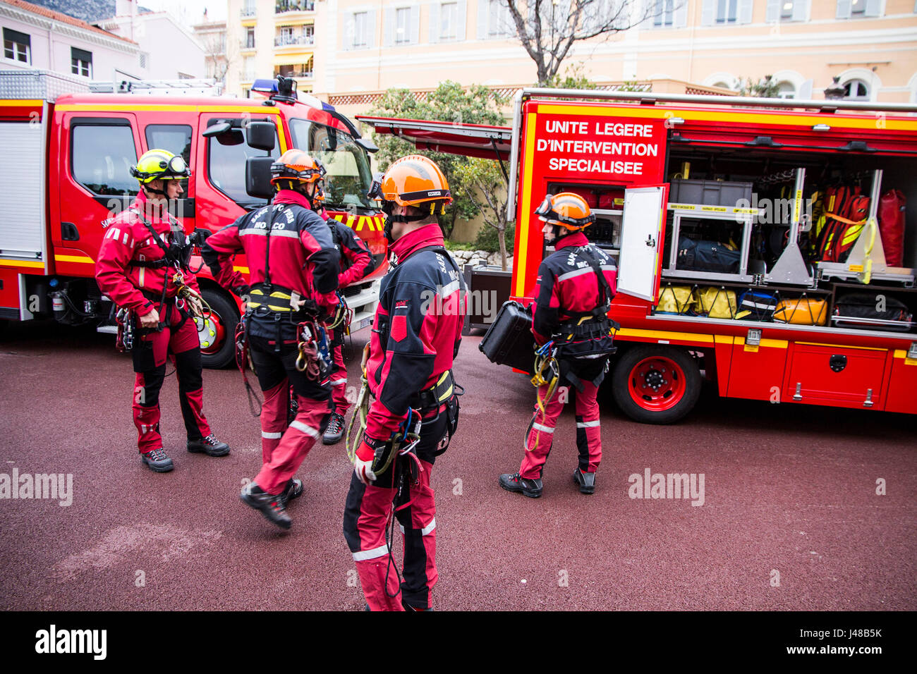 Esta unidad de intervención especializada de la Corps des Sapeurs-Pompiers de Mónaco se prepara para un taladro de rescate en Montecarlo, Mónaco. Foto de stock