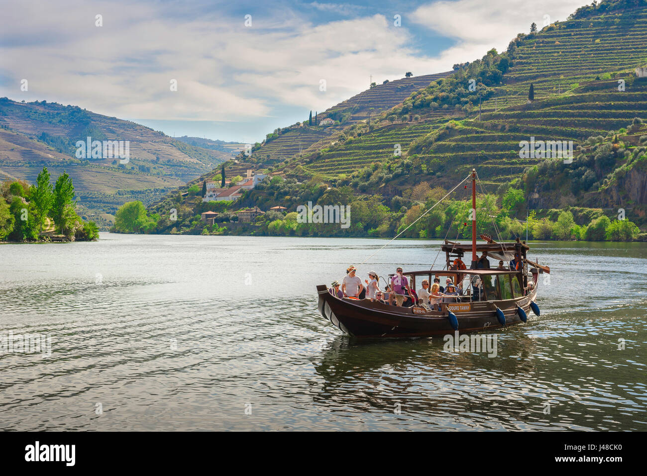 El río Duero en Portugal, los turistas en el valle del Duero, cerca de la localidad de Pinhao tour del Río Douro, en un tradicional barco Rabelo, Portugal. Foto de stock