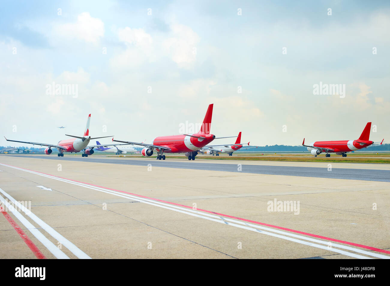 Los aviones en la pista de aterrizaje en un aeropuerto esperando el despegue Foto de stock
