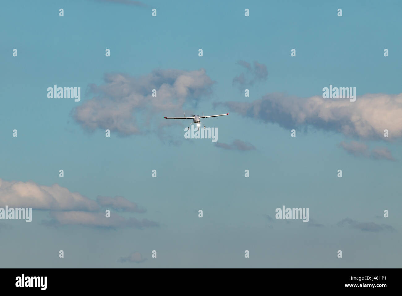 Vehículo aéreo no tripulado (UAV) en el cielo azul. Foto de stock
