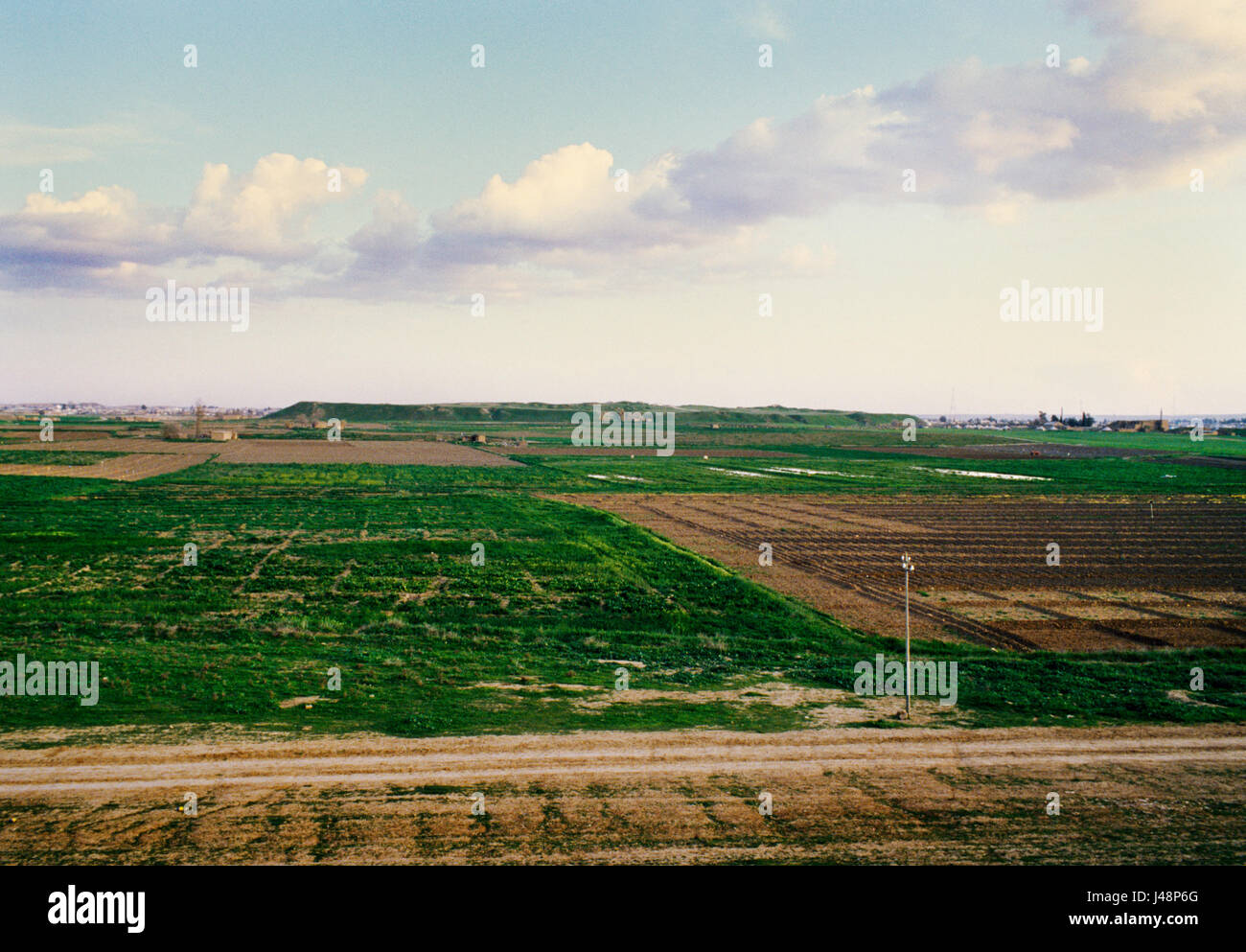 Nínive, Mosul, Iraq: VER SE de la pared noroeste de la ciudad asiria a la ciudadela de Kuyunjik mound, sitio de los palacios de Sennecherib & Ashurbanipal. Foto de stock