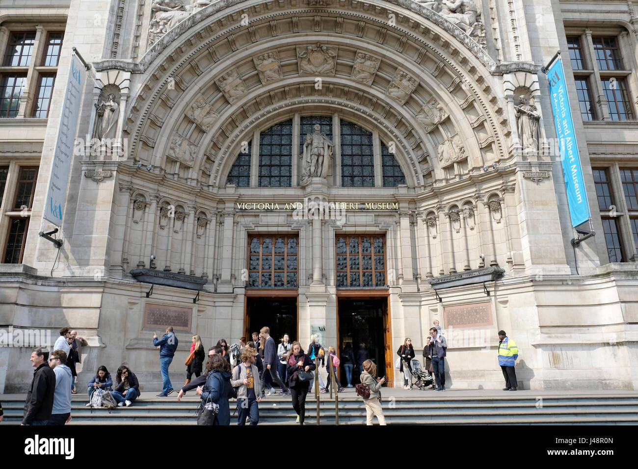 Una vista general de la entrada principal del Victoria and Albert Museum en South Kensington, Londres, Reino Unido. Foto de stock