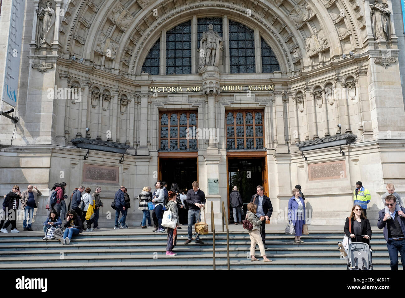 Una vista de la entrada principal del Victoria and Albert Museum en South Kensington, Londres, Reino Unido. Foto de stock