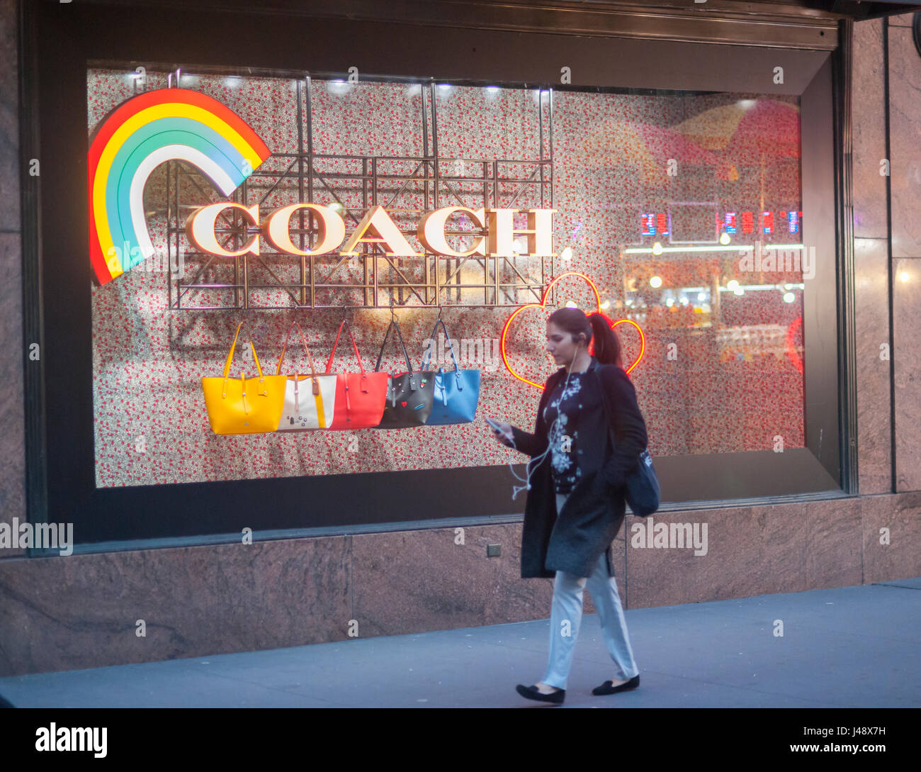 Los grandes almacenes Macy's en Nueva York windows promover Coach leather  goods el martes, 9 de mayo de 2017. Marroquinería de lujo minorista ha  comprado Coach bolsos y ropa de mujer minorista