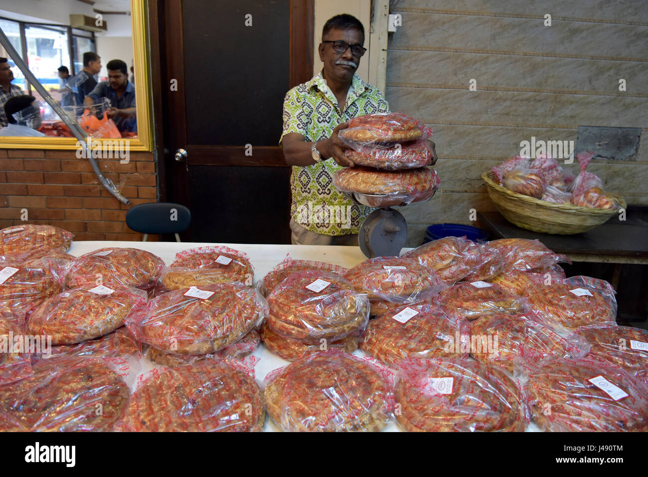 Dhaka, Bangladesh. 10 de mayo de 2017. Panes calientes frescos del horno en  una panadería, que producen diseños especiales de Shab-e-Barat, en Dhaka,  Bangladesh. La noche de registros o Shab-e-Barat es un