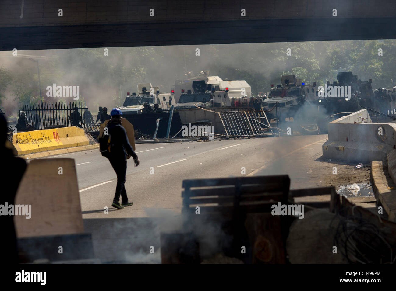 Caracas, Venezuela. 10 de mayo de 2017. Barricadas levantadas por los manifestantes durante las protestas contra el gobierno en Caracas, Venezuela, 10 de mayo de 2017. Foto: Manaure Quintero/dpa/Alamy Live News Foto de stock