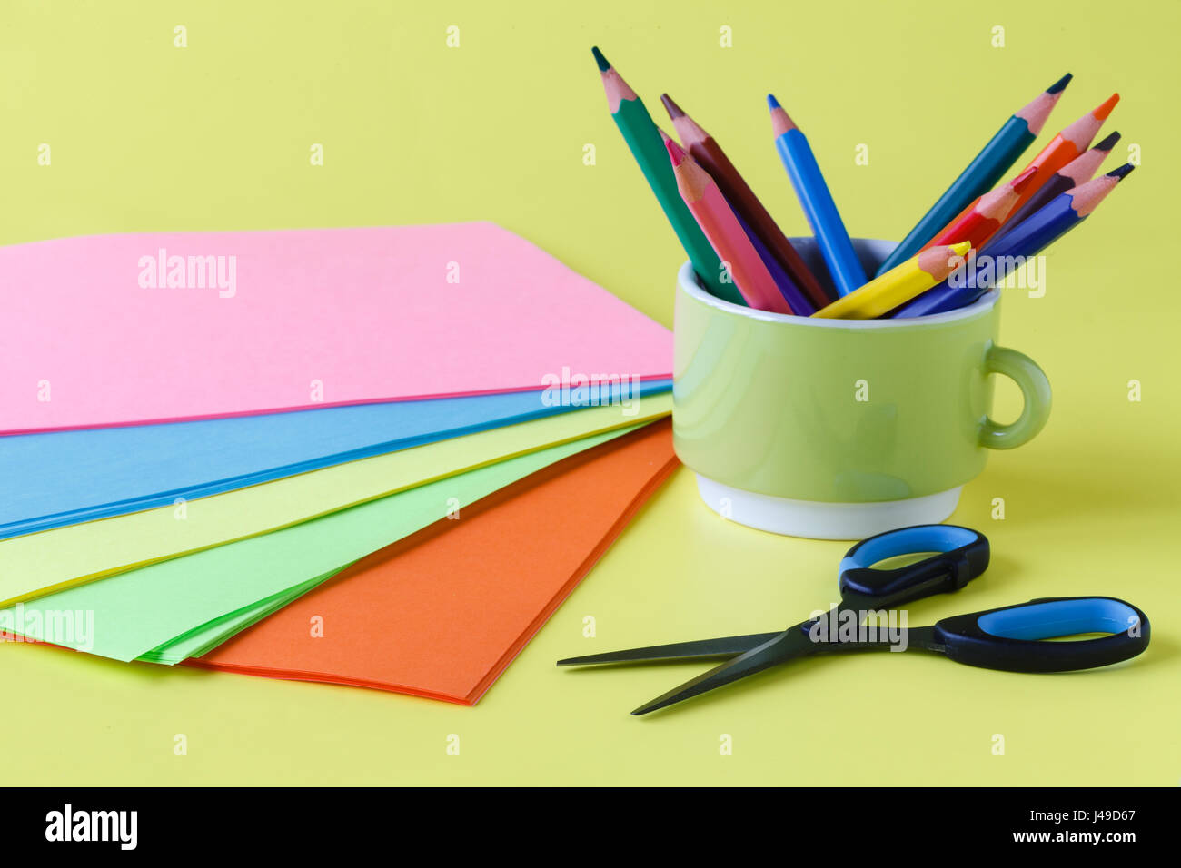 Hojas de papel de colores, tijeras, pegamento, lápiz, establecer para los  niños arte Fotografía de stock - Alamy